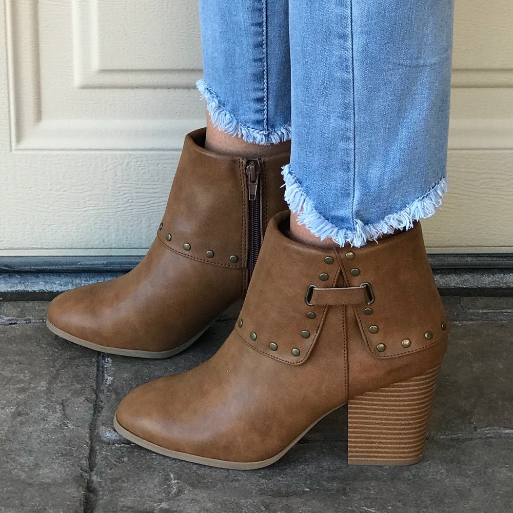 Eye Catching Cuffed Studs Block Heel Ankle Boots - Picture 3 of 4
